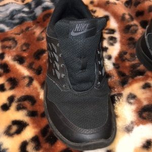 Black fitness shoes